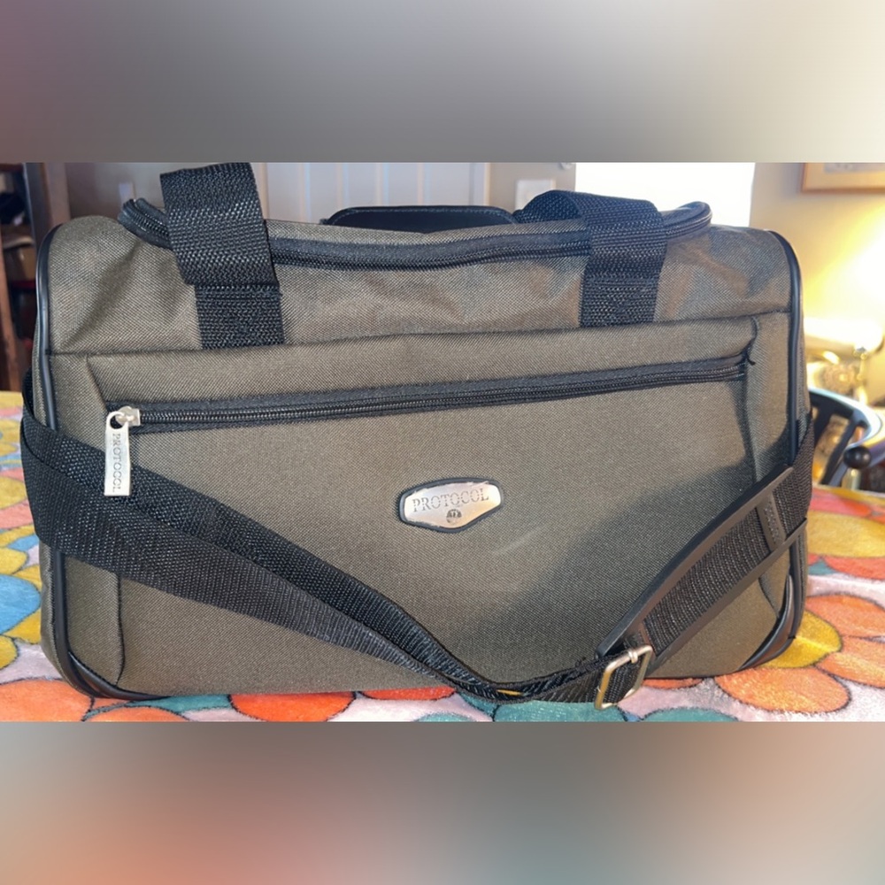 Protocol Travel Bag Green Carry-On Tote Bag Luggage Zipper Front Pocket Tags